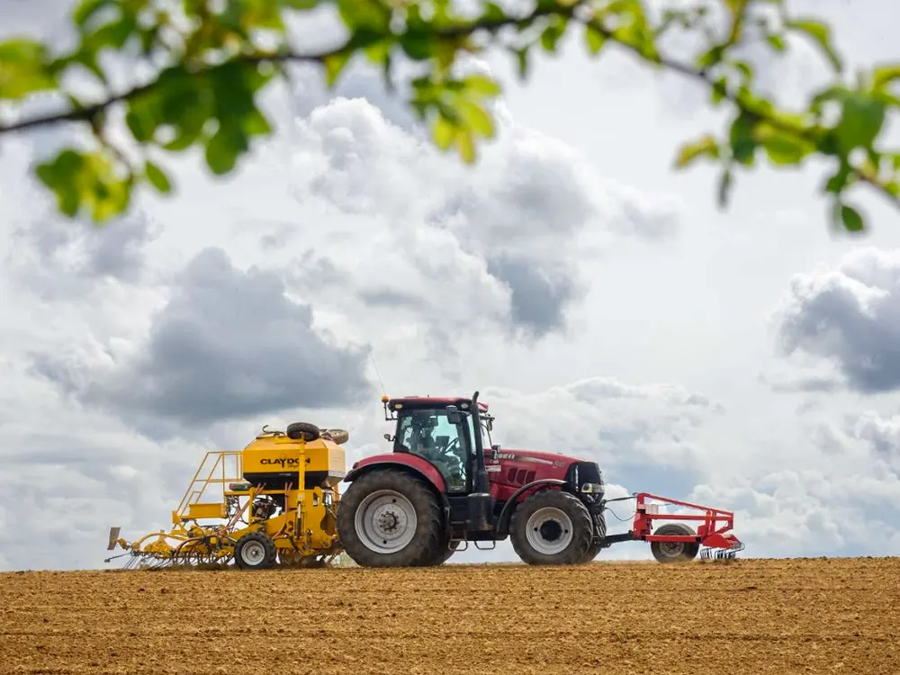 Tracteur dans un champ