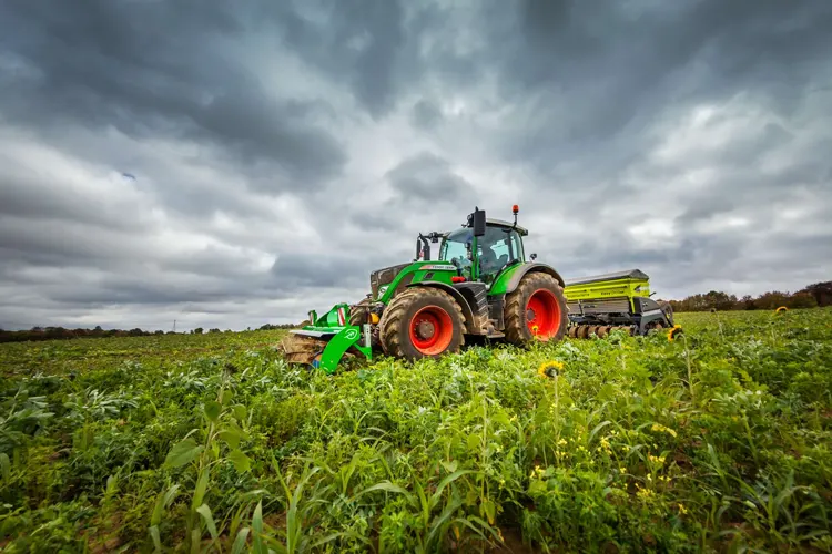 Tracteur dans un champ