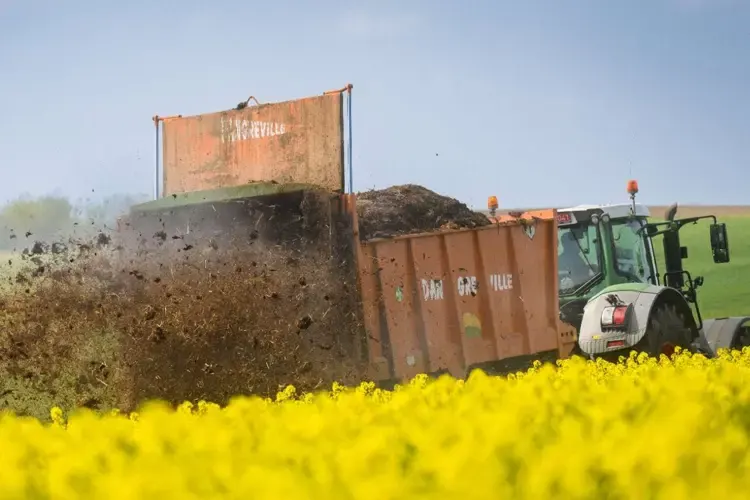 Tracteur dans un champ