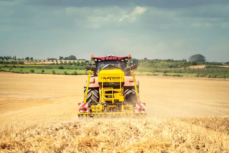 Tracteur dans un champ