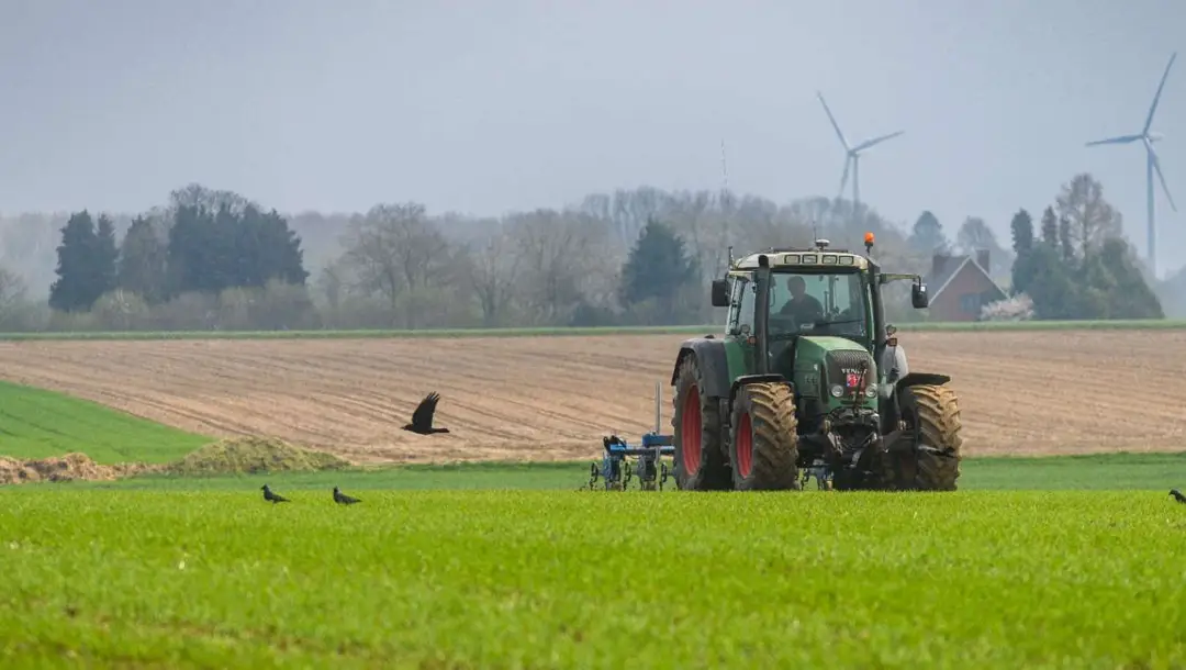 Een tractor in een veld