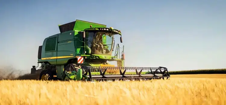 Oogstmachine in een veld