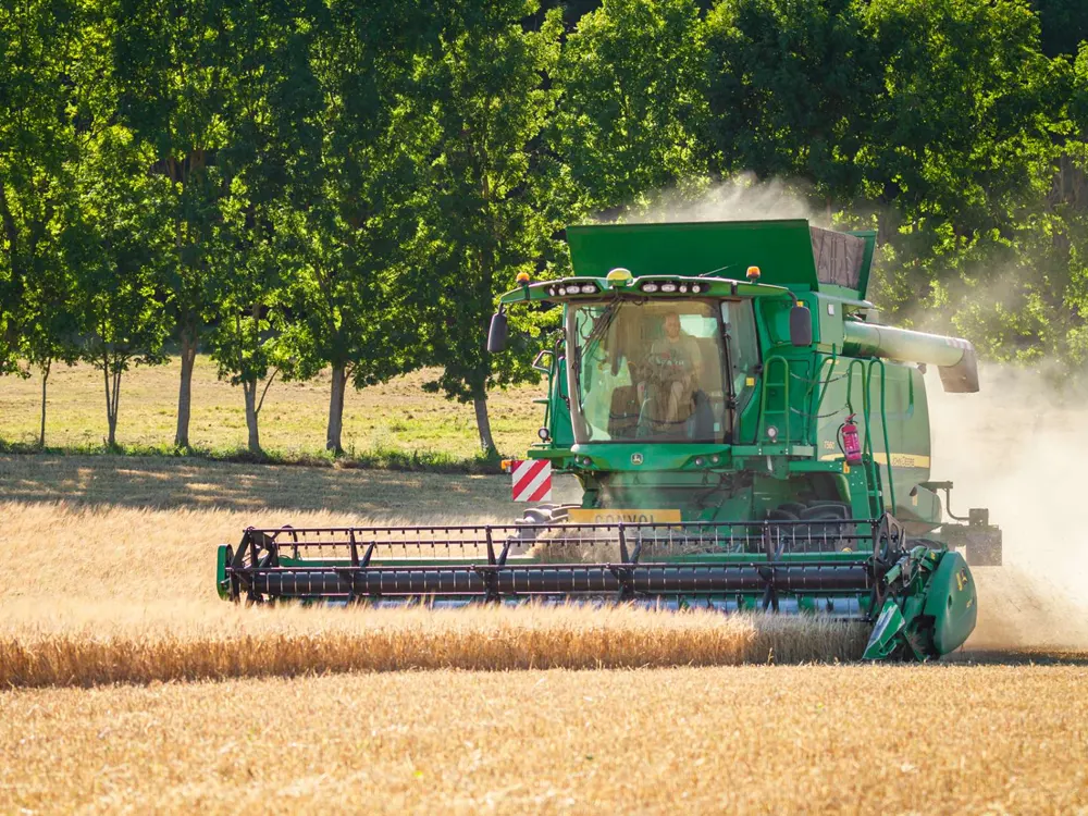 Maaidorser in een veld
